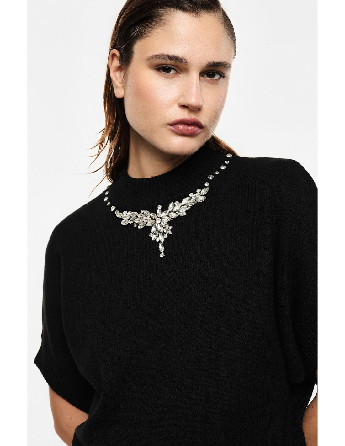 Pull col montant manches 3/4 collier de strass, portée de profil