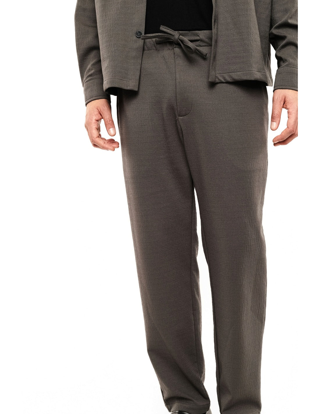 Pantalon fluide à cordon porté, profil – Taupe – Imperial Homme
