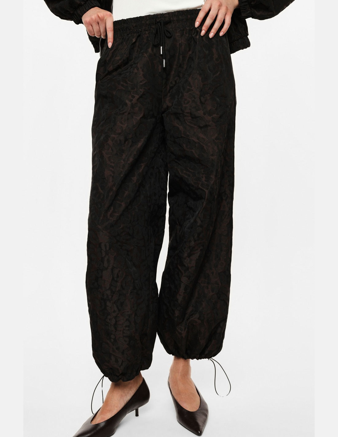 Pantalon baggy imprimé à cordons, détail des chevilles – marron – Imperial Femme