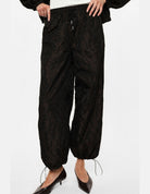 Pantalon baggy imprimé à cordons, détail des chevilles – marron – Imperial Femme