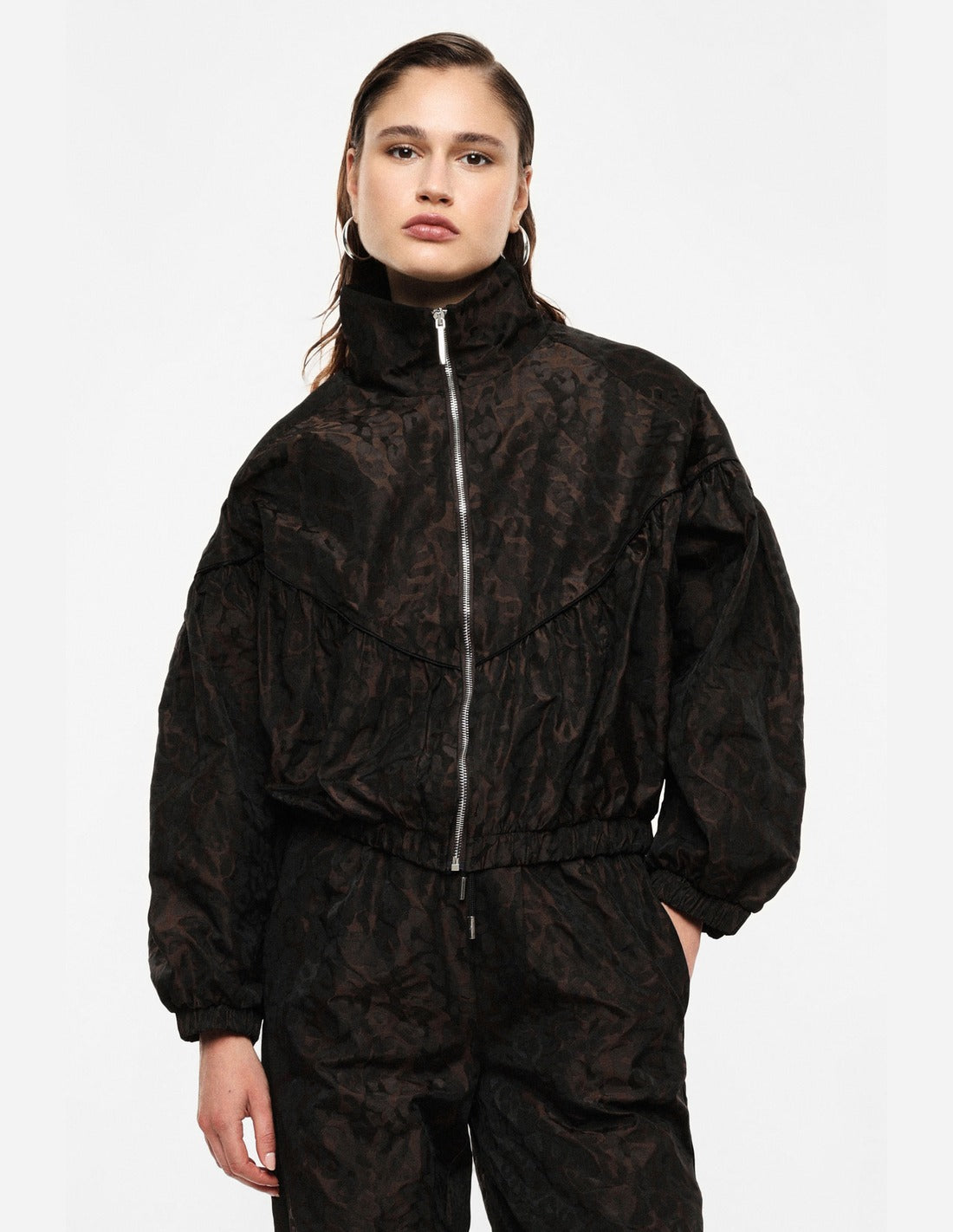 Ensemble blouson et pantalon baggy imprimé porté – marron – Imperial Femme
