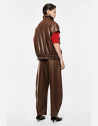 Pantalon ballon effet cuir porté, vue de dos – marron – Imperial Femme