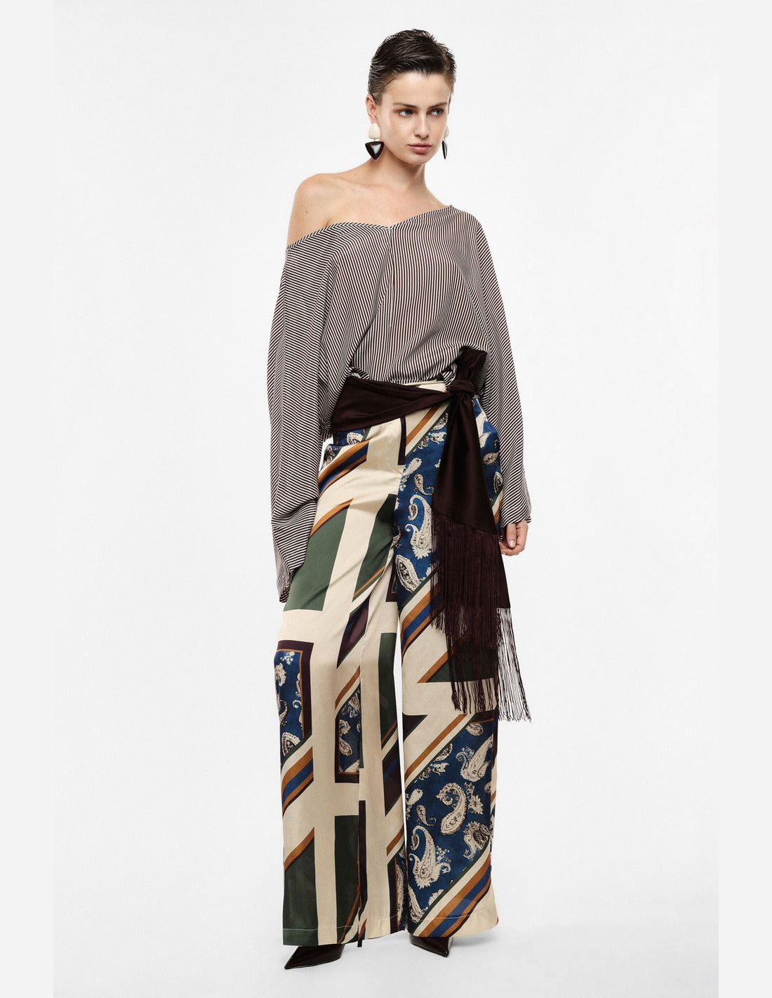 Pantalon large imprimé foulard porté, silhouette – beige et bleu marine – Imperial Femme