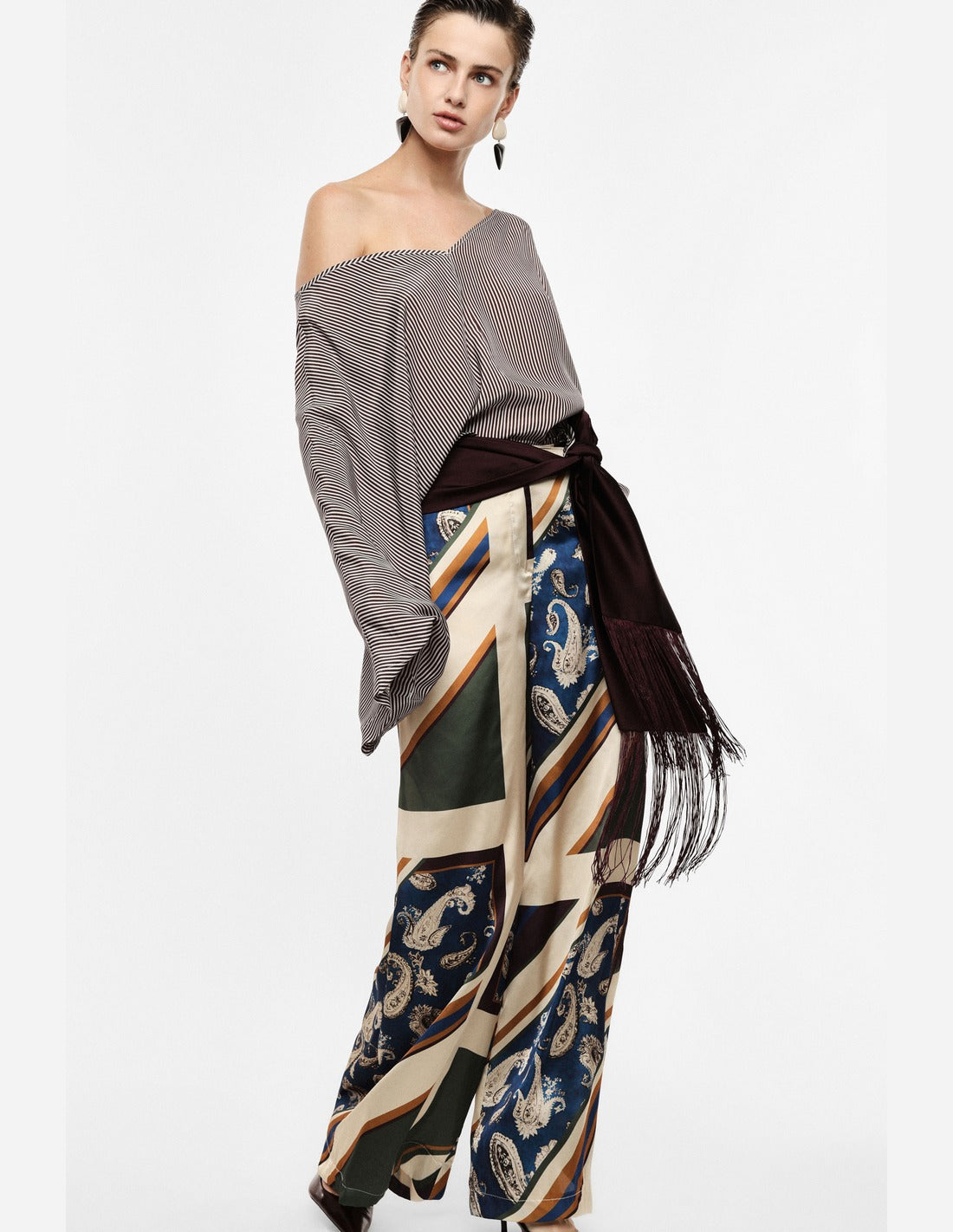 Pantalon large imprimé foulard à écharpe nouée porté – beige et bleu marine – Imperial Femme