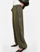 Pantalon jogging à bandes satinées, détail de la jambe – kaki foncé – Imperial Femme