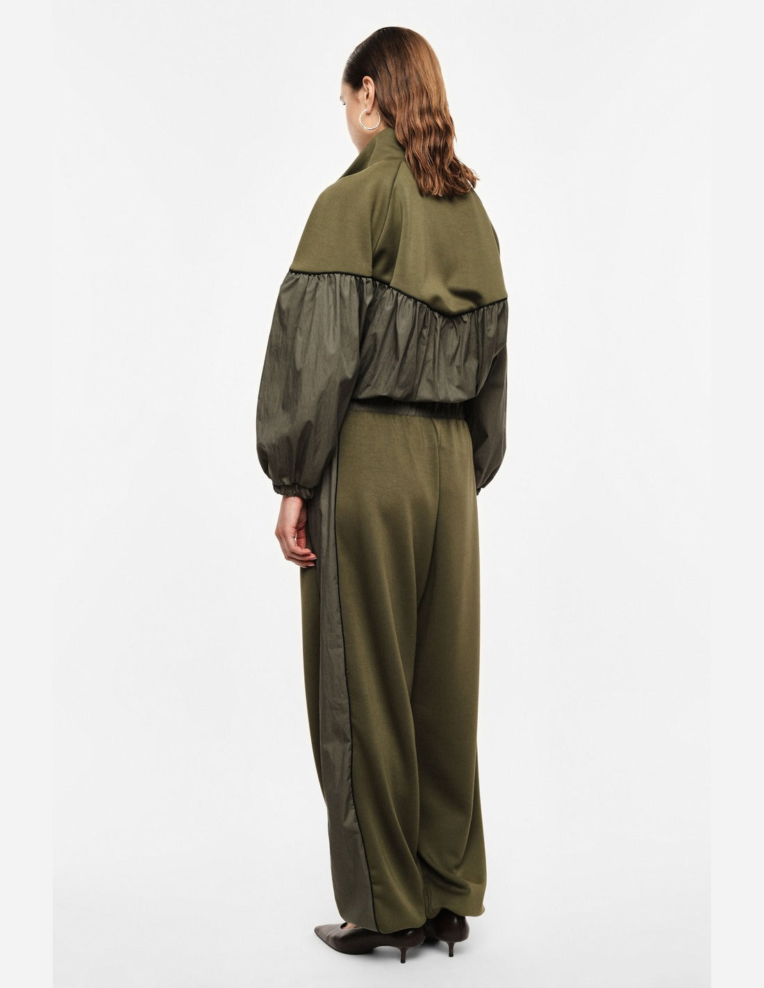 Pantalon jogging à bandes satinées porté, vue de dos – kaki foncé – Imperial Femme