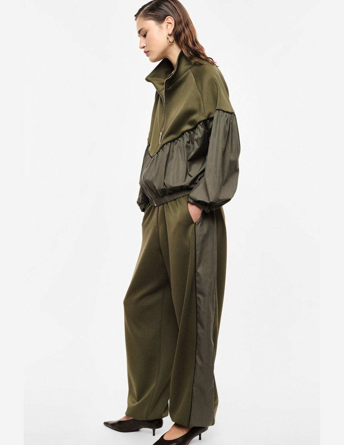 Pantalon jogging à bandes satinées porté, vue de profil – kaki foncé – Imperial Femme