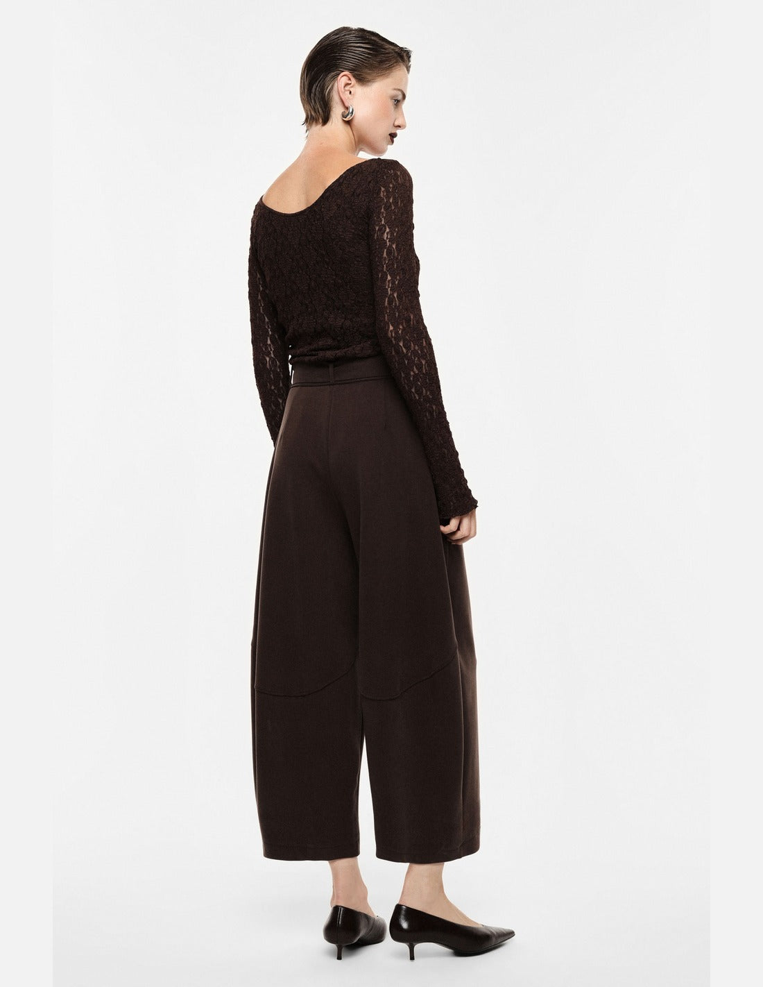 Pantalon large court ceinturé en crêpe fluide porté, vue de dos – marron – Imperial Femme