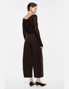 Pantalon large court ceinturé en crêpe fluide porté, vue de dos – marron – Imperial Femme