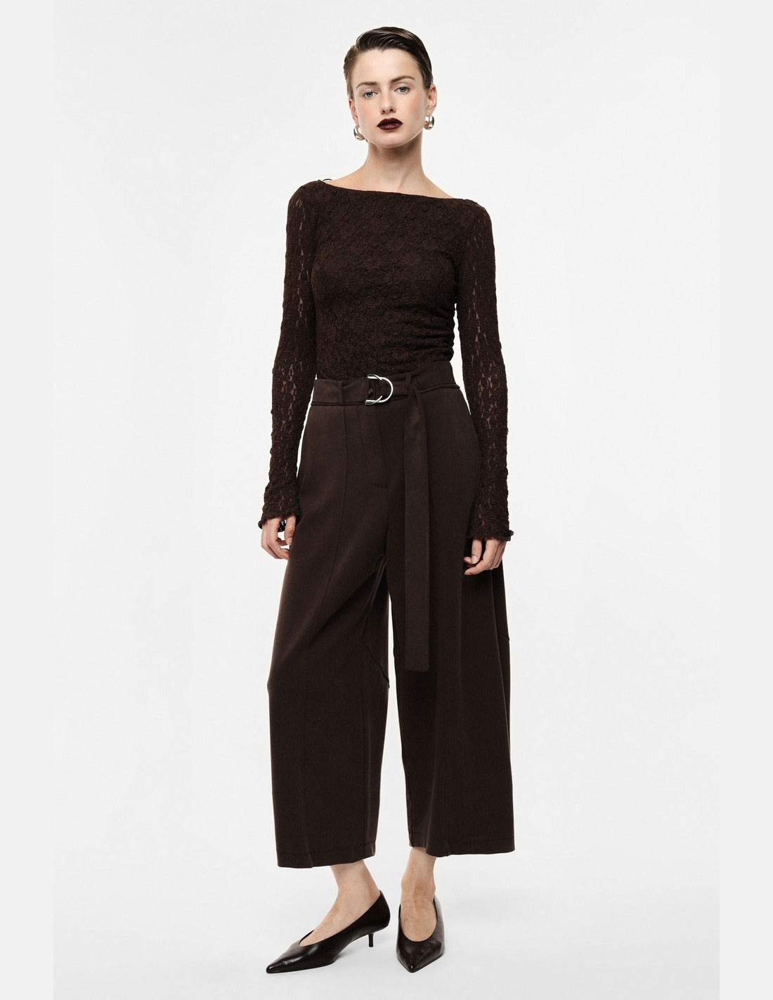Pantalon large court ceinturé en crêpe fluide porté – marron – Imperial Femme