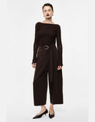 Pantalon large court ceinturé en crêpe fluide porté – marron – Imperial Femme
