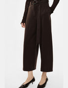 Pantalon large court ceinturé en crêpe fluide porté, détail de la ceinture – marron – Imperial Femme