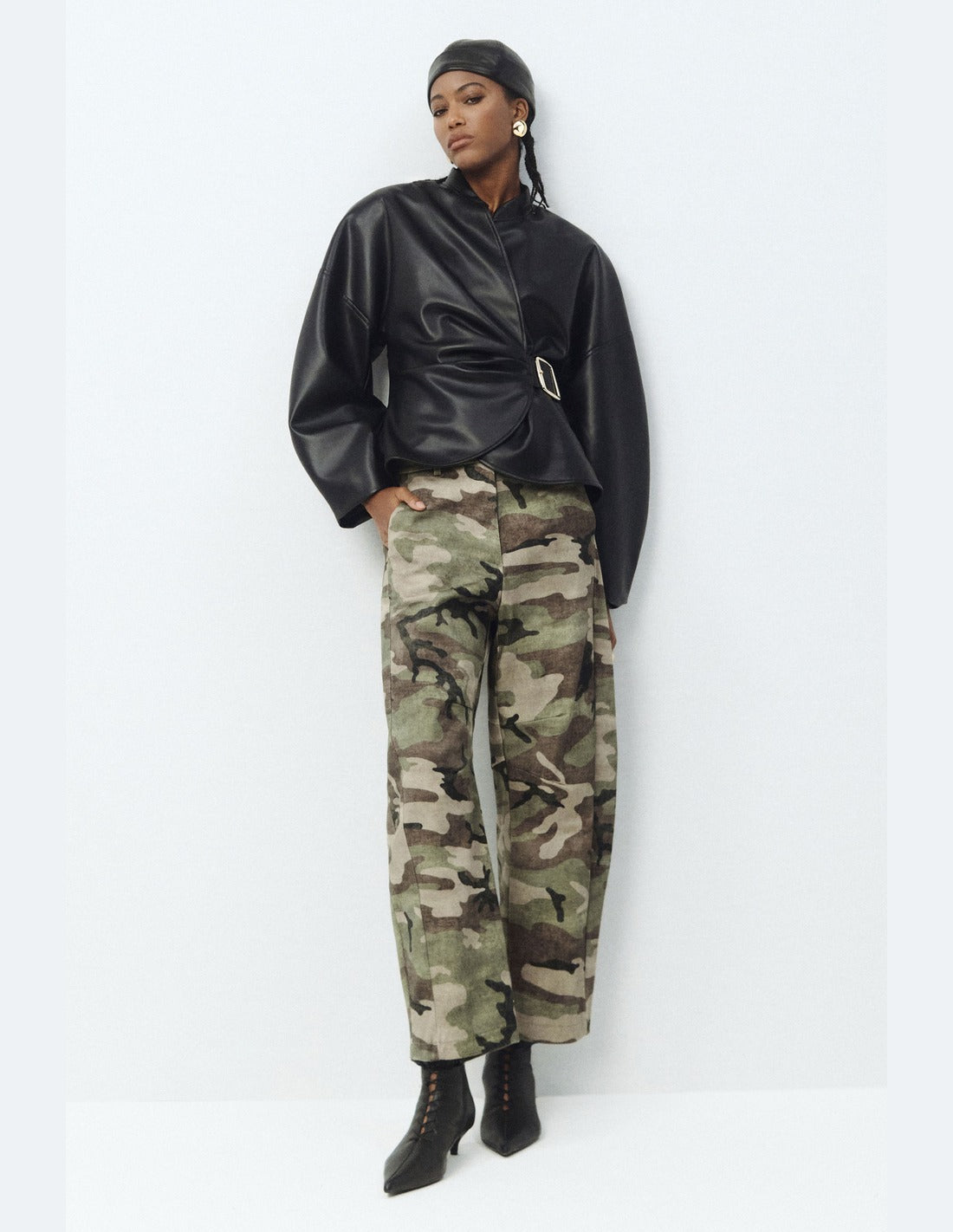 Pantalon sergé imprimé camouflage porté avec une veste en cuir – kaki et beige – Imperial Femme