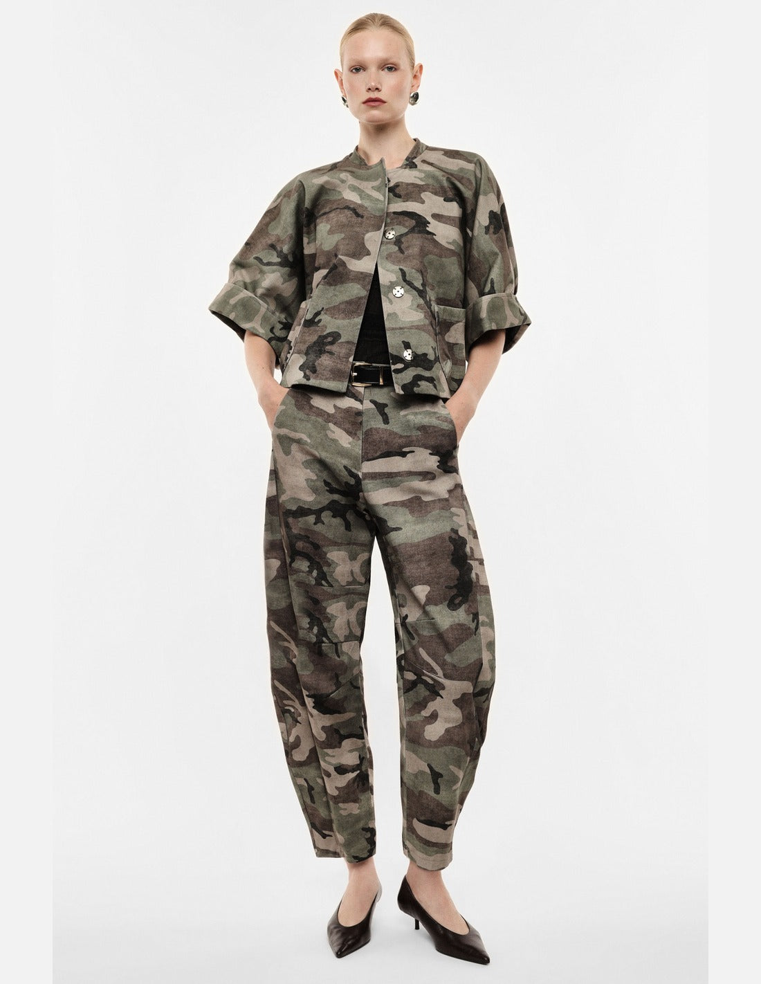 Pantalon sergé imprimé camouflage porté – kaki et beige – Imperial Femme