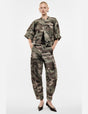 Pantalon sergé imprimé camouflage porté – kaki et beige – Imperial Femme