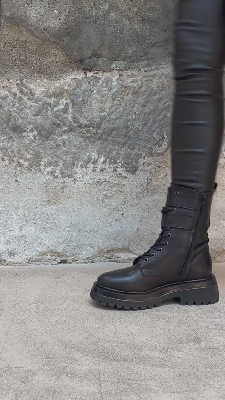 Rangers en cuir à double boucle portées, en marche – Imperial Femme