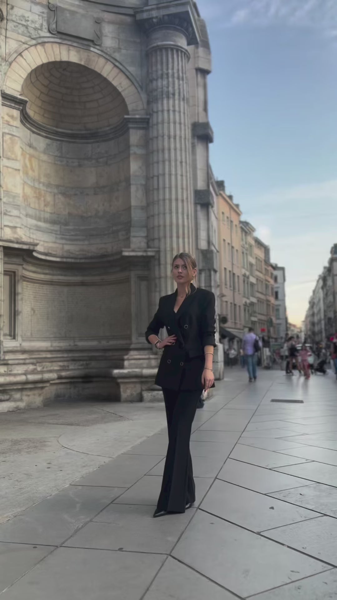 Tailleur croisé noir porté – vidéo