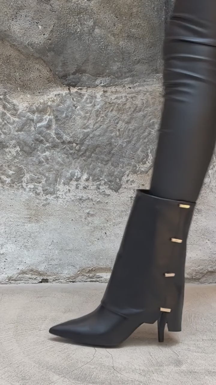 Bottes à revers à talon aiguille portées, en marche – Imperial Femme
