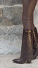 Bottes hautes à revers en cuir façon croco portées, en marche – Imperial Femme