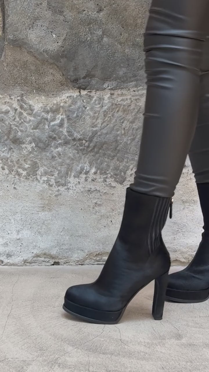 Bottines plateforme effet poulain portées, en marche – Imperial Femme