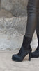 Bottines plateforme effet poulain portées, en marche – Imperial Femme
