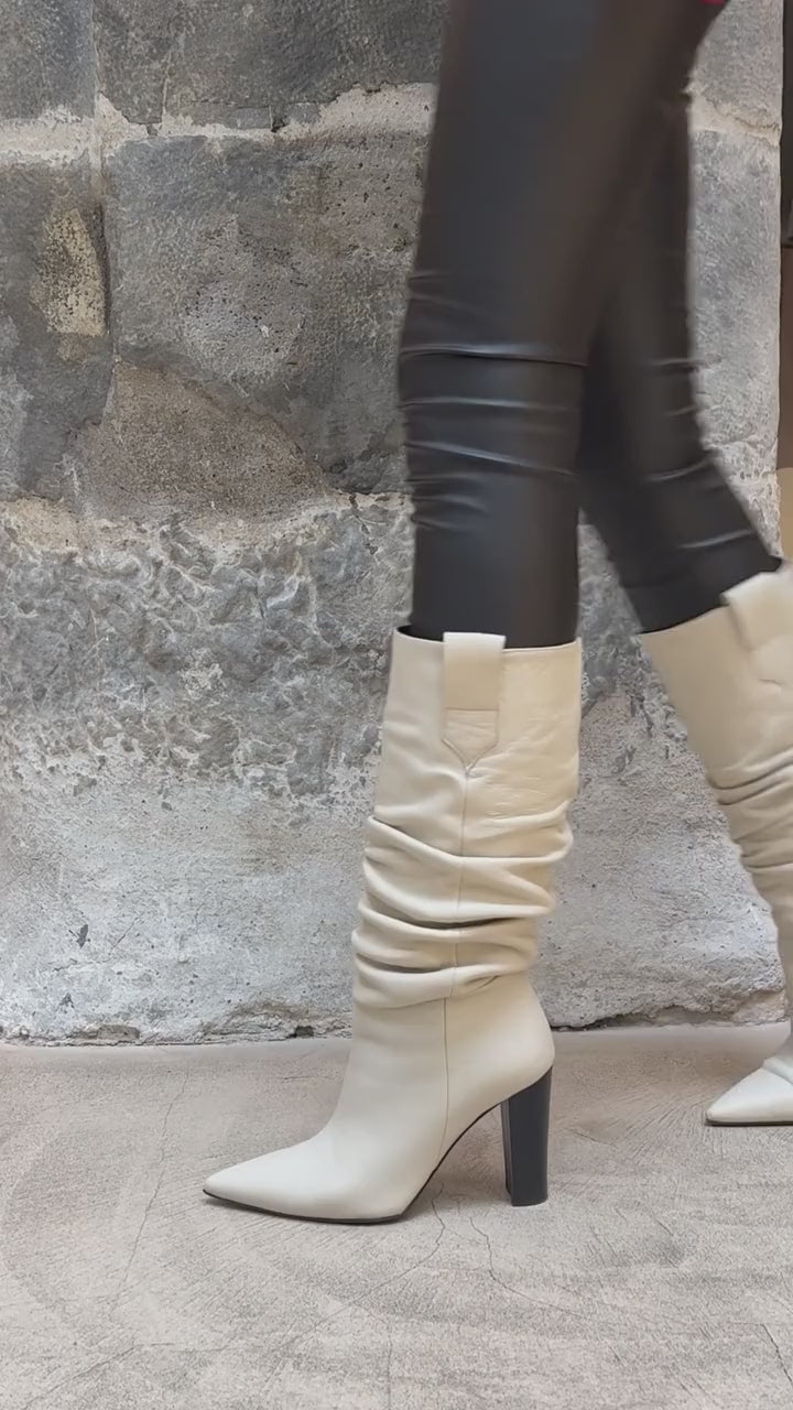 Bottes drapées en cuir nappa portées, en marche – Imperial Femme