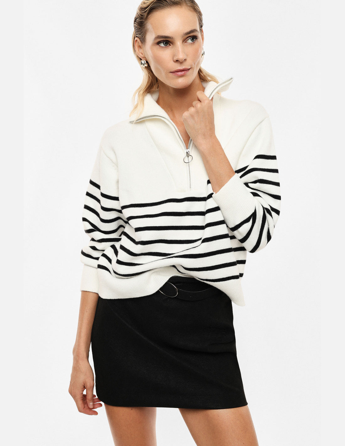 Pull col camionneur zippé rayé écru et noir – Imperial Femme, porté