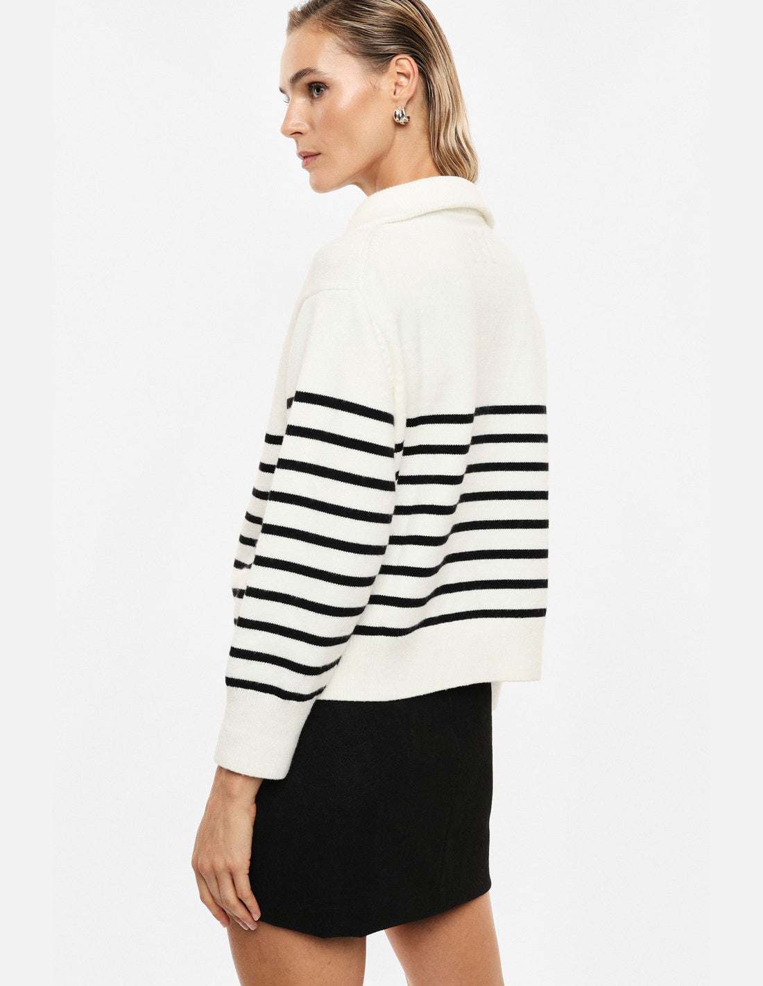 Pull col camionneur zippé rayé écru et noir – Imperial Femme, porté, vue de dos