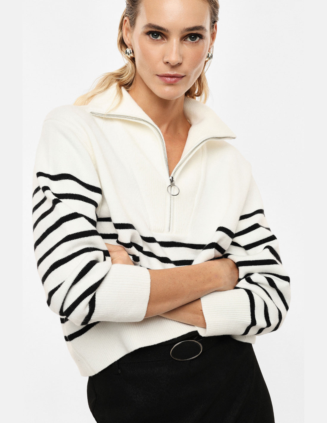 Pull col camionneur zippé rayé écru et noir – Imperial Femme, porté, vue de profil