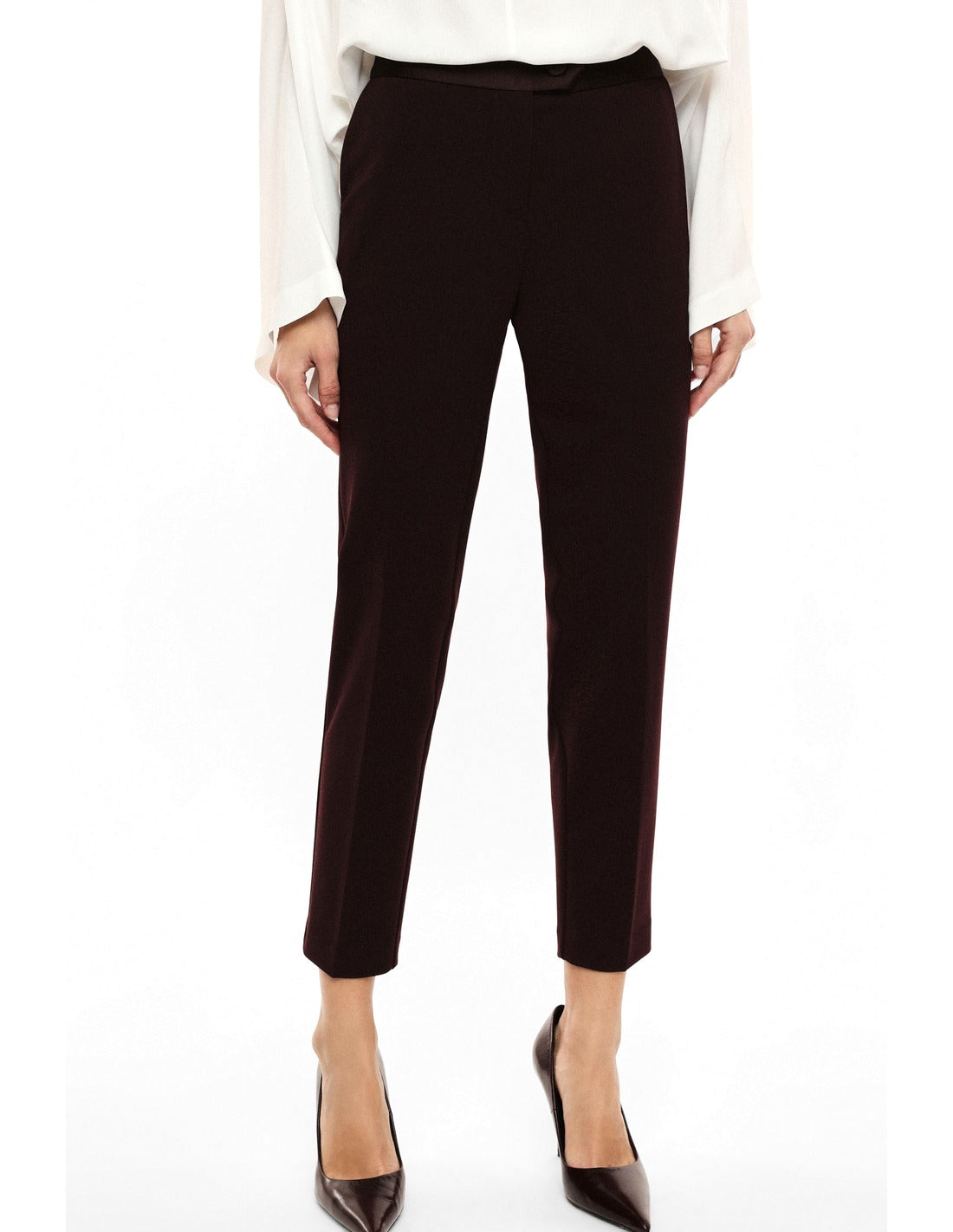 Pantalon de smoking cigarette finition satin porté, profil – Bordeaux – Imperial Femme