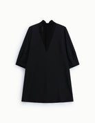 Robe courte col montant décolleté V en crêpe fluide noire – Imperial Femme, à plat