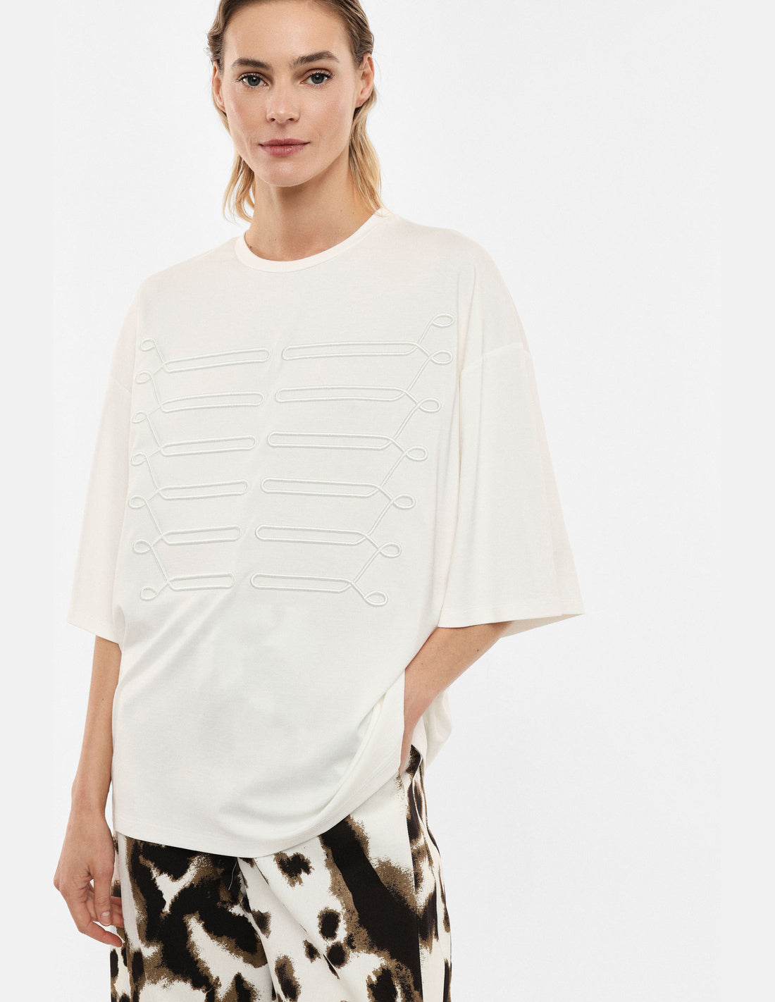 T-shirt oversize brodé écru – Imperial Femme, porté