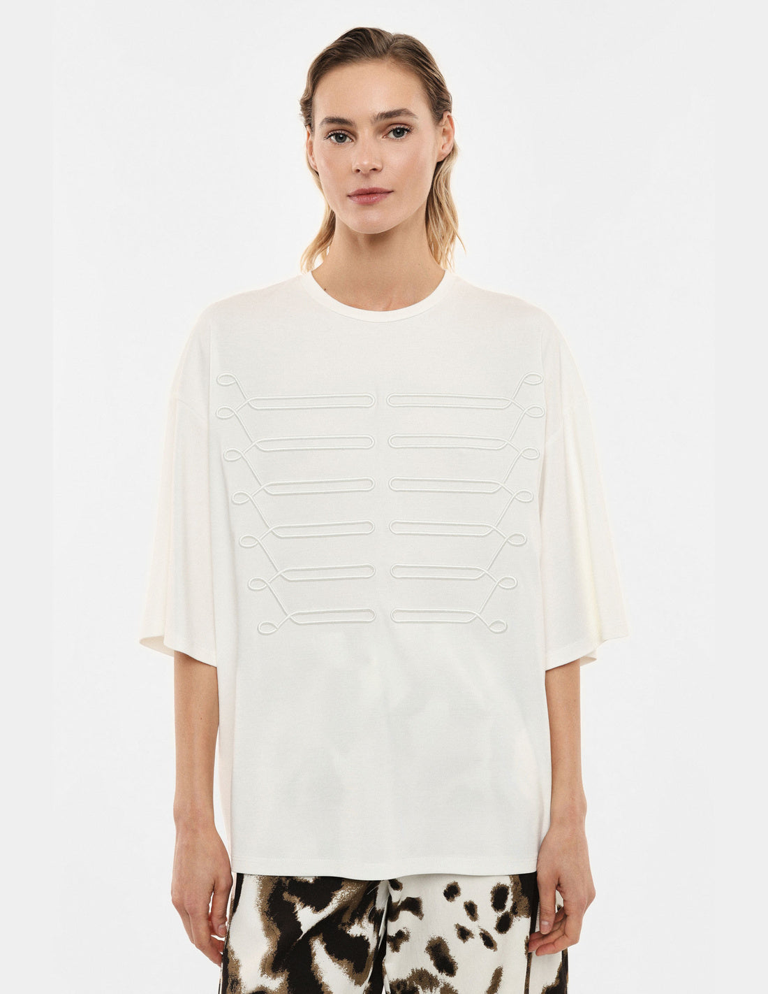 T-shirt oversize brodé écru – Imperial Femme, porté, vue de profil