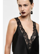 Top caraco décolleté V bordé de dentelle en satin – Imperial Femme