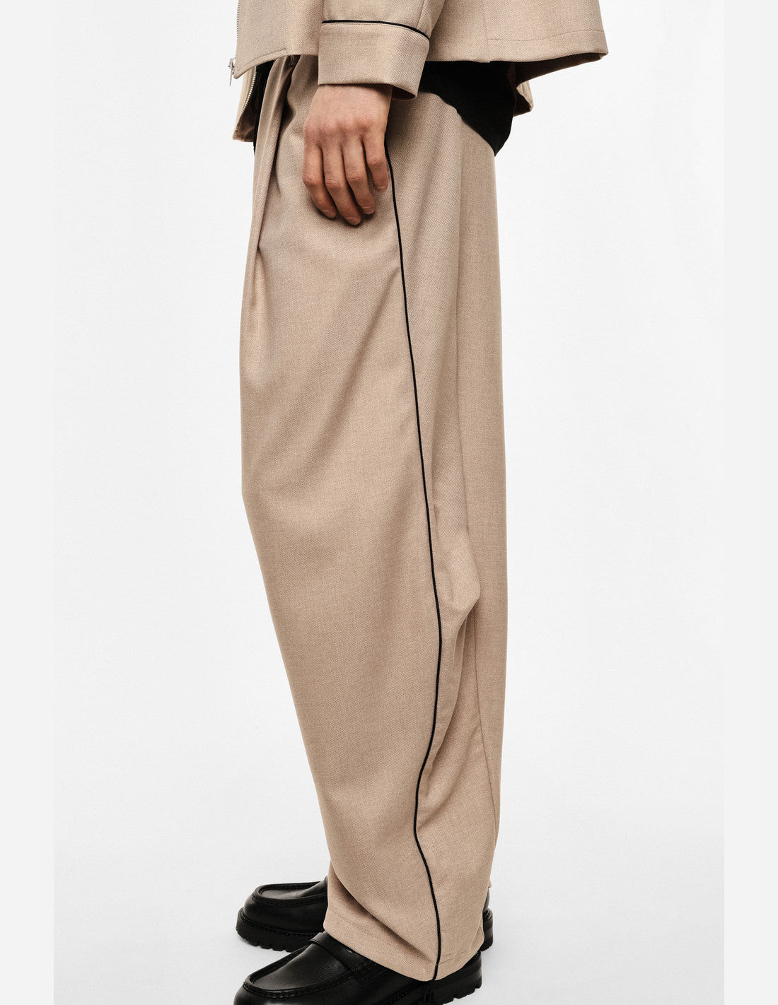 Pantalon baggy à liserés contrastés, beige, porté de profil