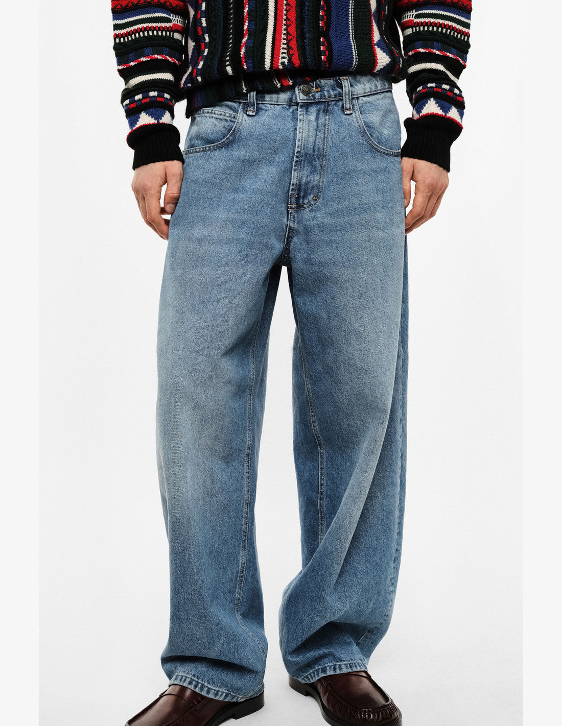 Jean baggy délavé clair, bleu denim, porté de profil