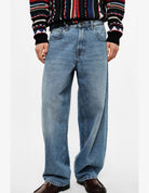 Jean baggy délavé clair, bleu denim, porté de profil