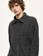 Chemise zippée à motif chevrons, gris anthracite, porté de face