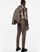 Pantalon chino à revers, taupe, porté de dos