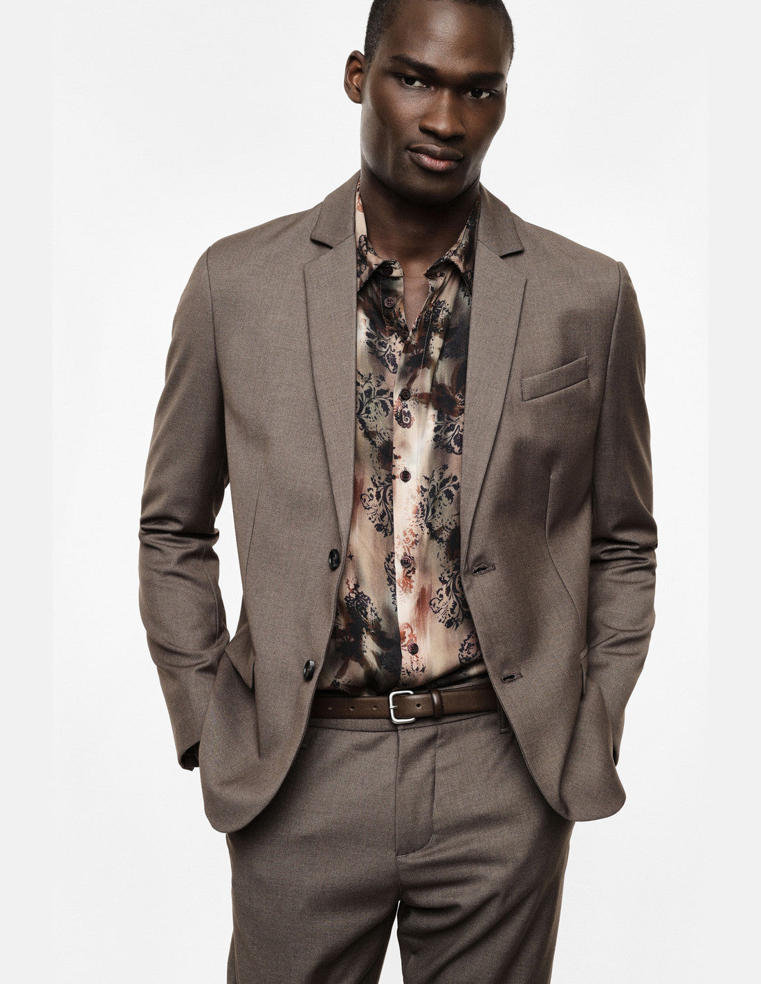 Blazer droit à deux boutons, taupe, porté, détail