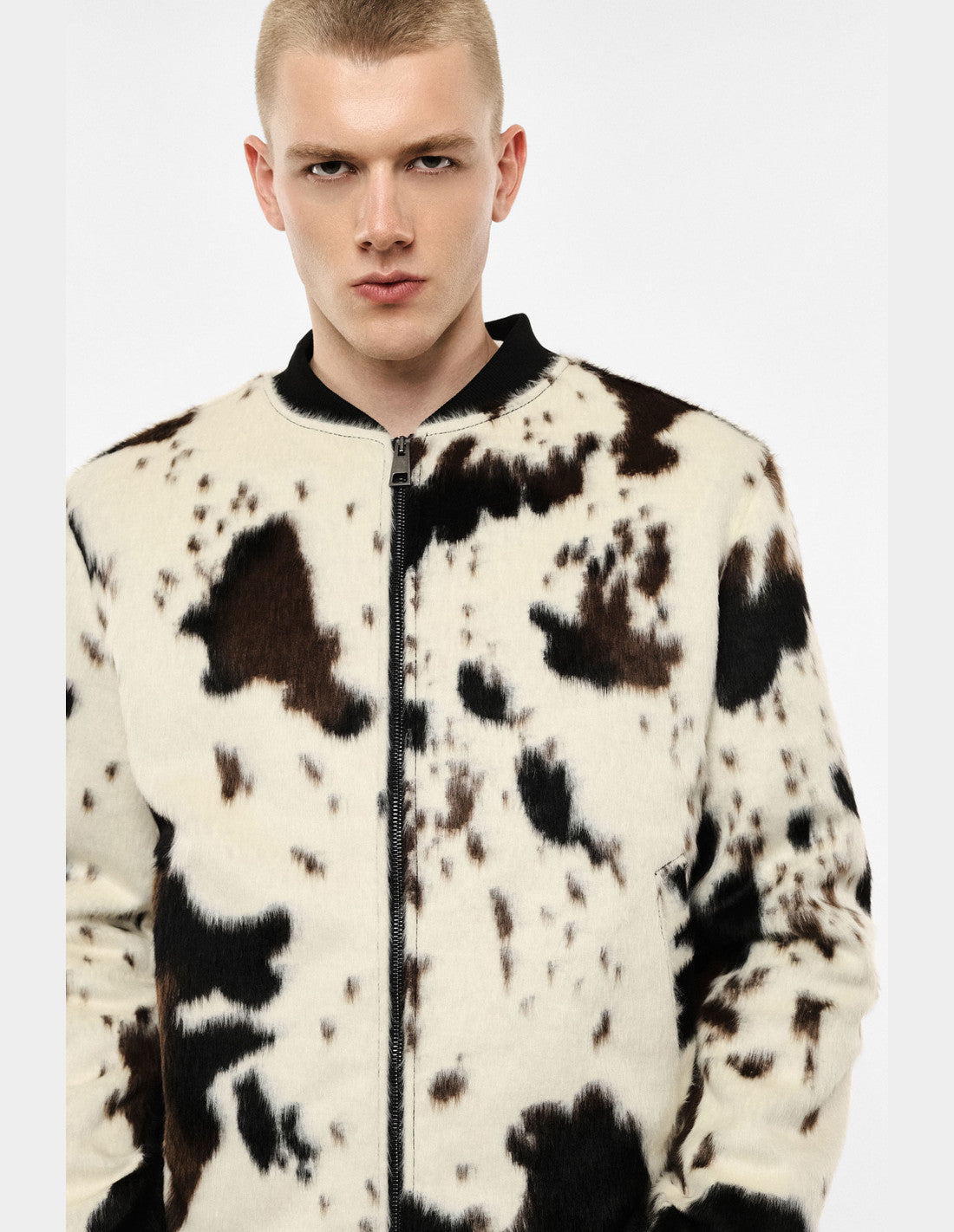 Blouson bomber à motif tacheté, beige, porté de profil