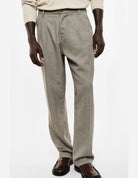 Pantalon à pinces et pli marqué, taupe, porté de profil