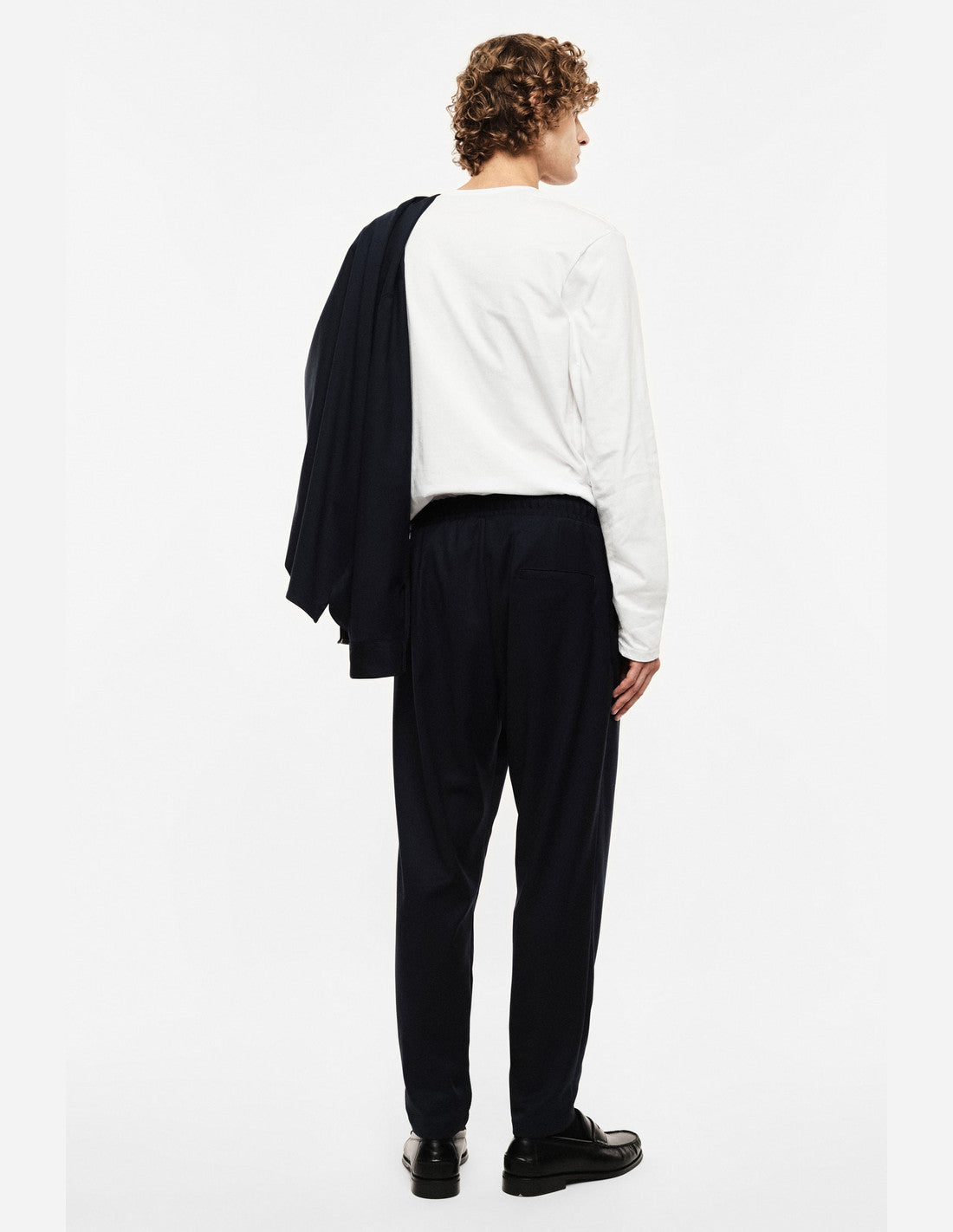 Pantalon de ville coupe jogging, bleu marine, porté de dos