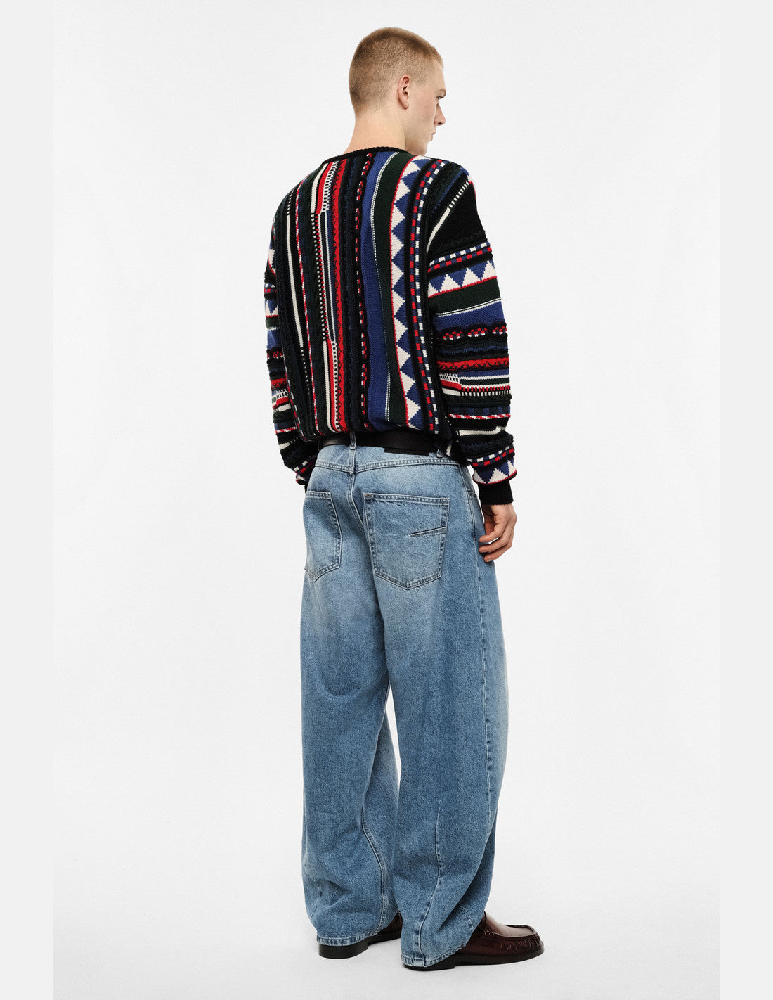 Jean baggy délavé clair, bleu denim, porté de dos