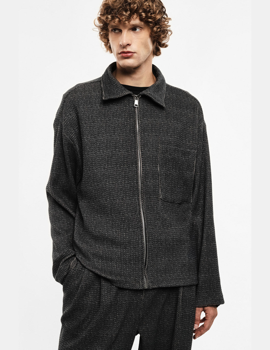 Chemise zippée à motif chevrons, gris anthracite, porté de profil