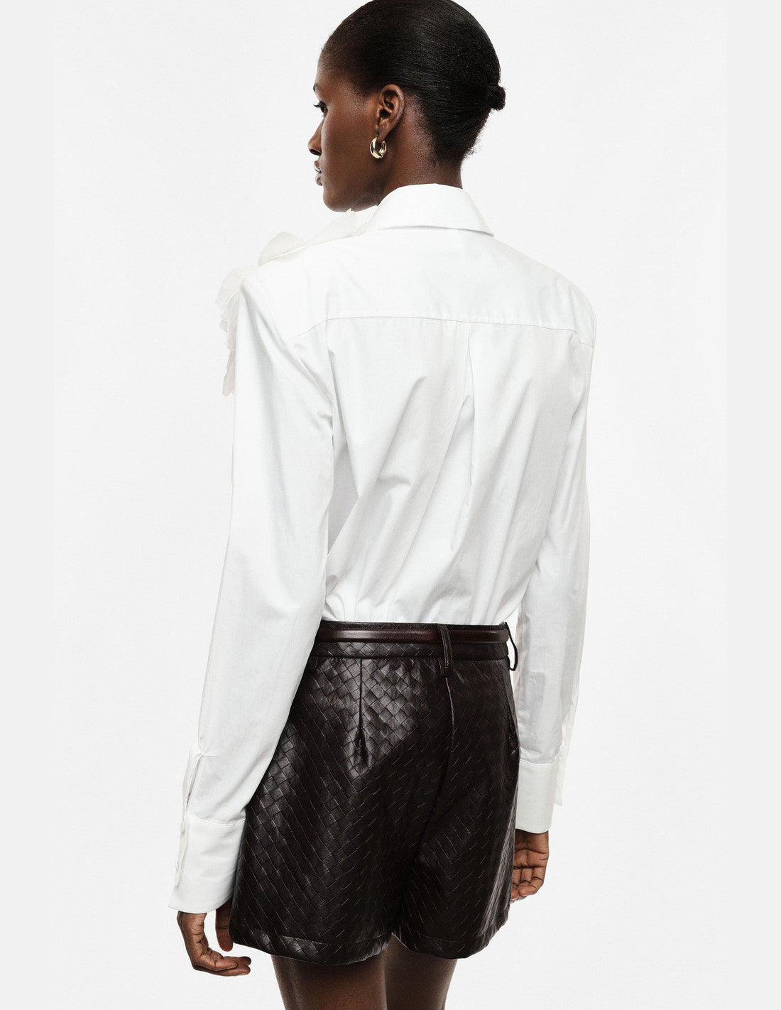 Chemise à col classique et fleur en relief, blanc, portée de dos