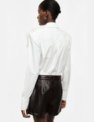 Chemise à col classique et fleur en relief, blanc, portée de dos