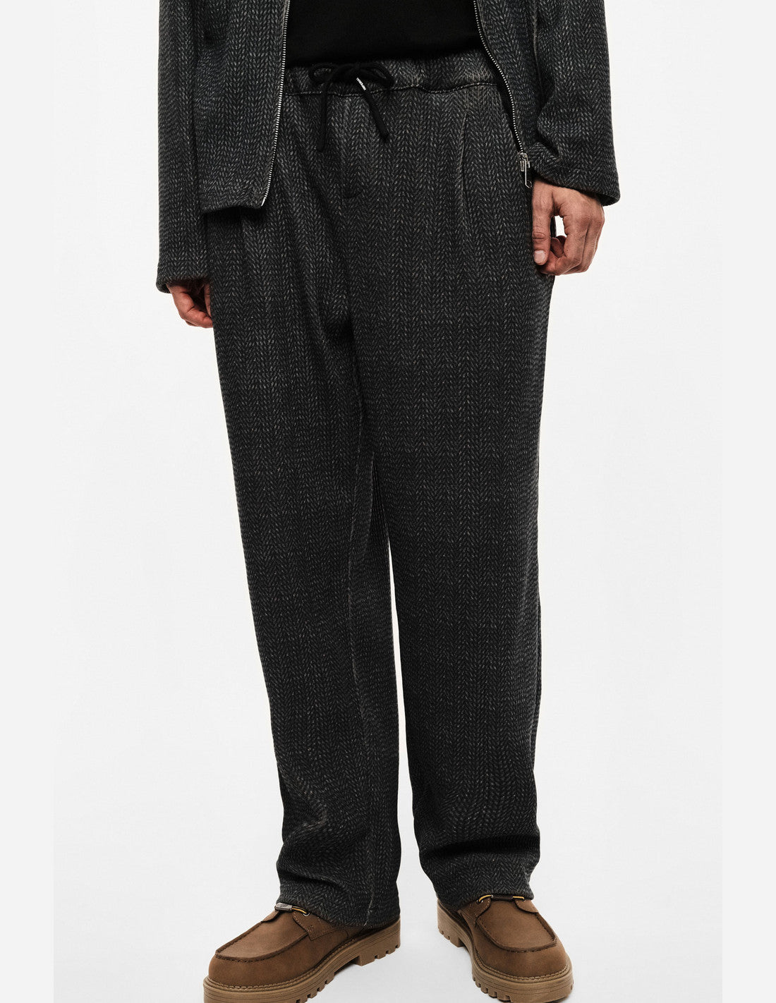 Pantalon baggy à chevrons et cordon, gris anthracite, porté de profil