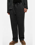 Pantalon baggy à chevrons et cordon, gris anthracite, porté de profil