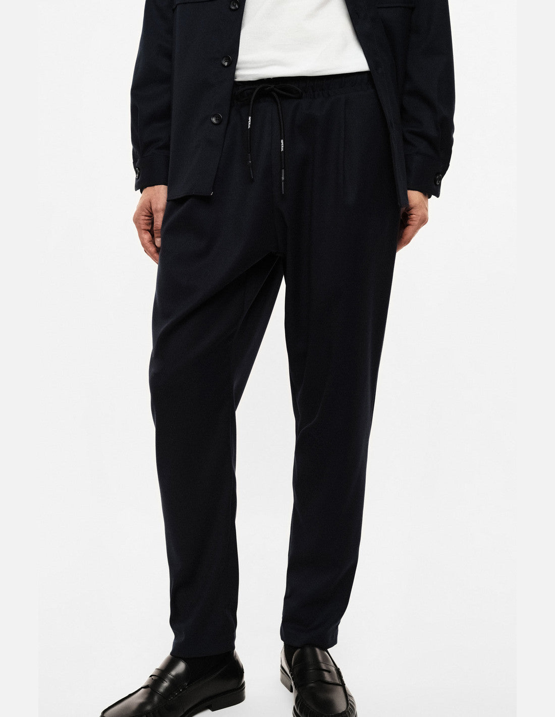 Pantalon de ville coupe jogging, bleu marine, porté de profil